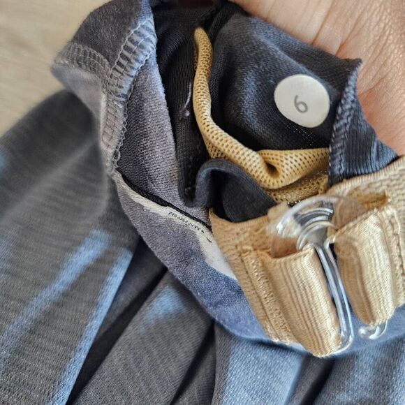 Lululemon womens Sz 6 gray tank top Runn your heart out - Picture 7 of 7